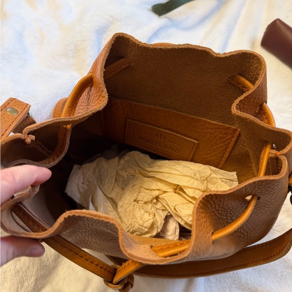 Portland leather DUNE large bucket bag - Picture 3 of 3